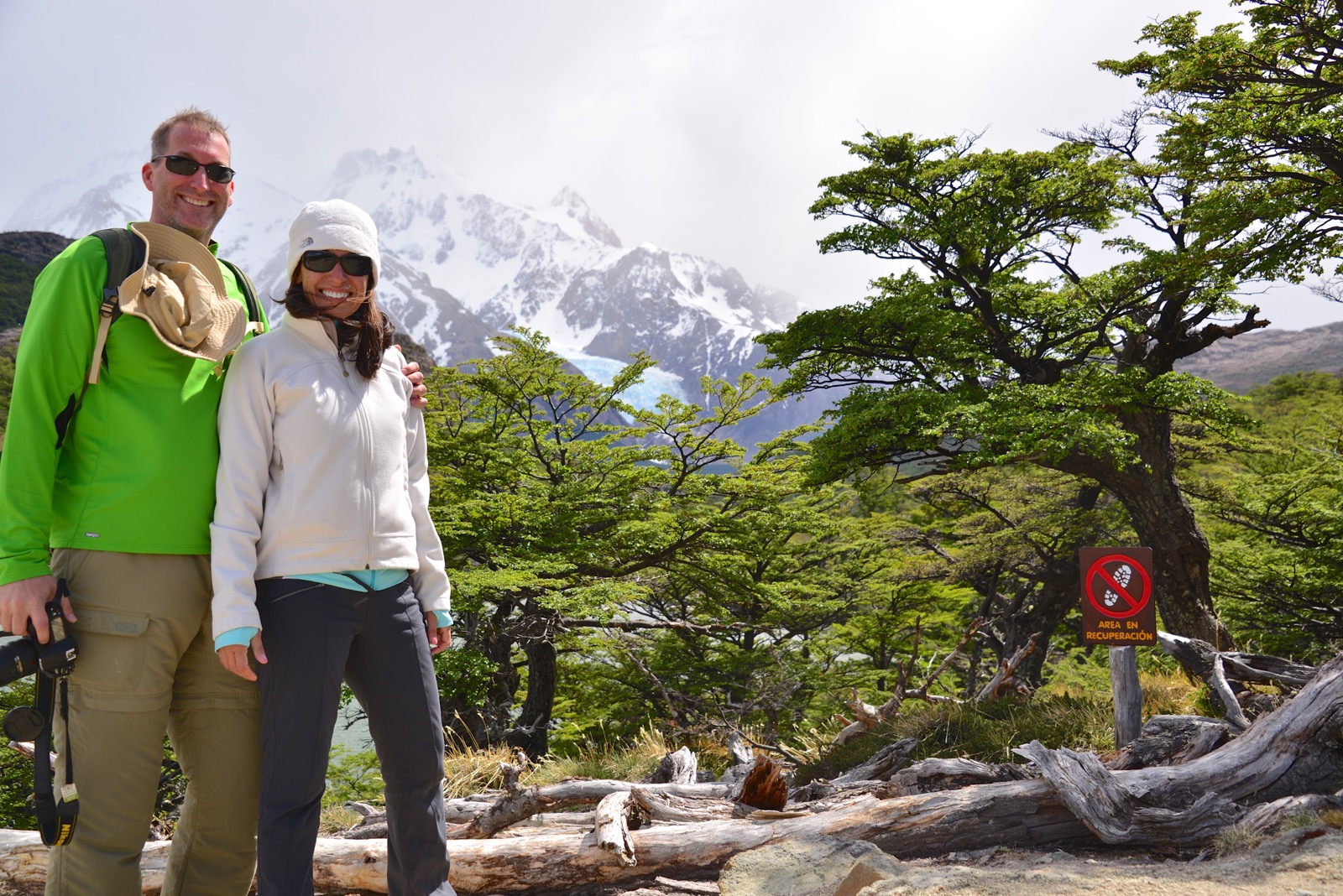 Let's take a photo with the glacier/