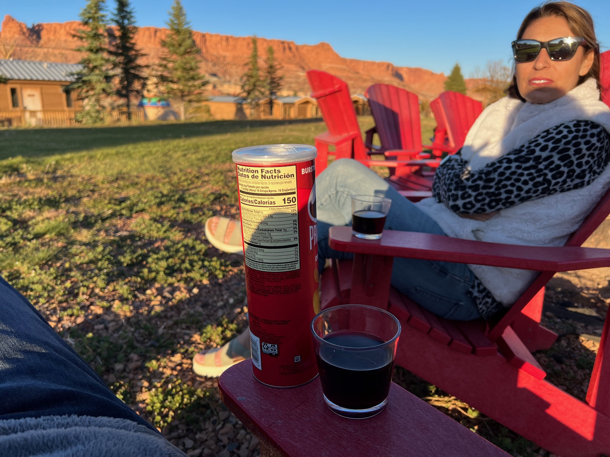 Fancy cocktail hour: crappy wine and Pringles /