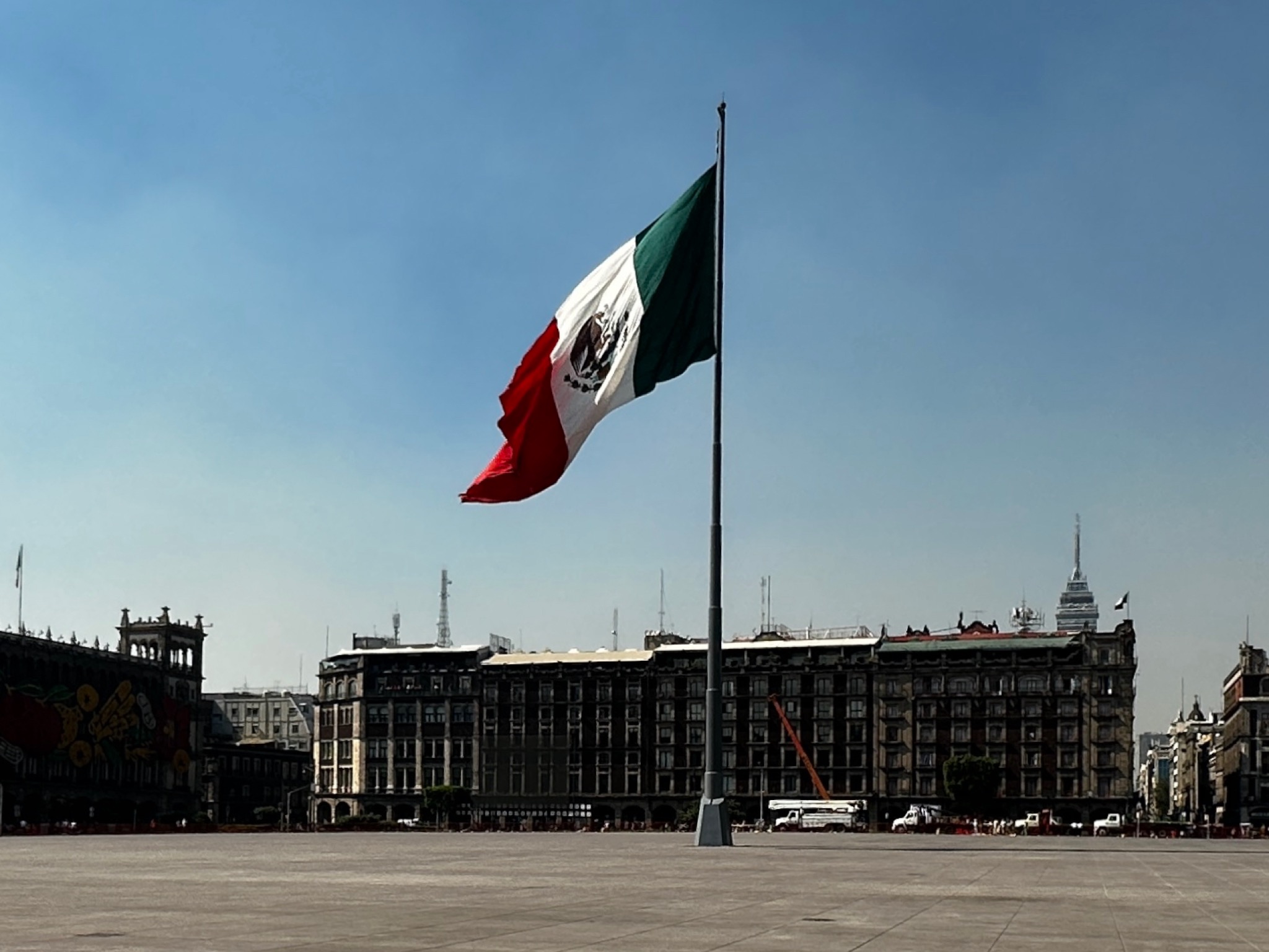 Ginormous flag in the Zócalo/