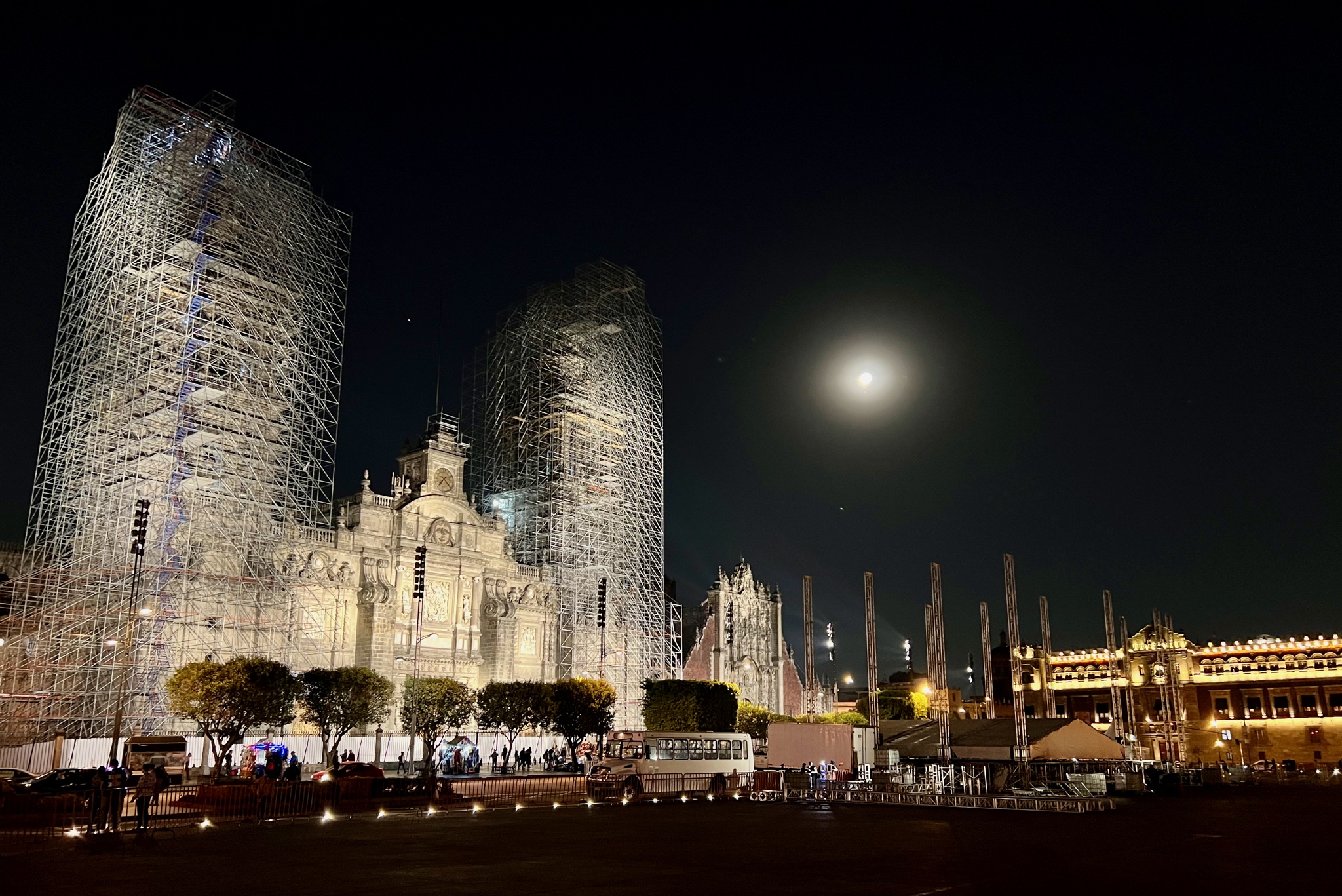 Moon + Catedral Metropolitana lit at night... /
