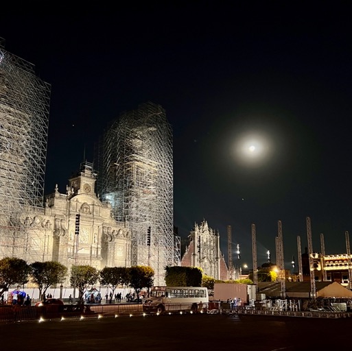 Moon + Catedral Metropolitana lit at night... /
		    