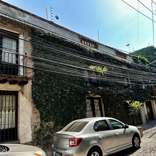 Houses facing Jardin del la Bombilla... and wires!/
		    