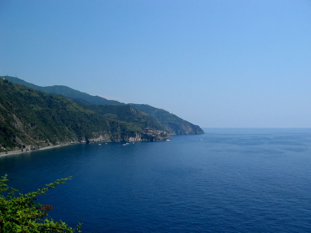 The trail, she hugs the sea/