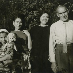 Tara, Fara, Grand Ma & Grand Pa/
		    