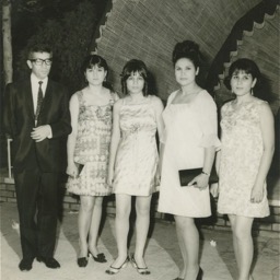 Dad & the sisters: Karman, Tara, Mom, & Fara/
		    