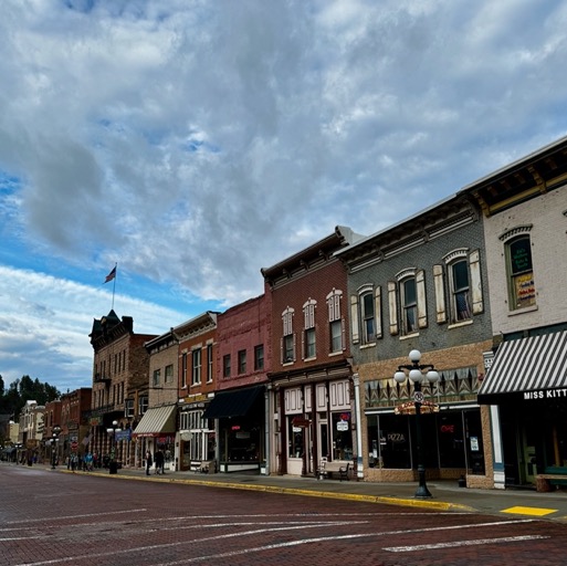 
		    652 Main St, Deadwood, SD 57732, USA