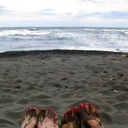 Sheri & Assana having a toe-bonding moment/
		    