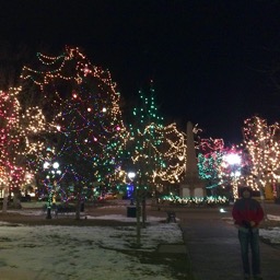 Santa Fé's historic square, all dolled up for the holidays/
		    
