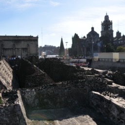 ... with El Zócalo in the background/
		    