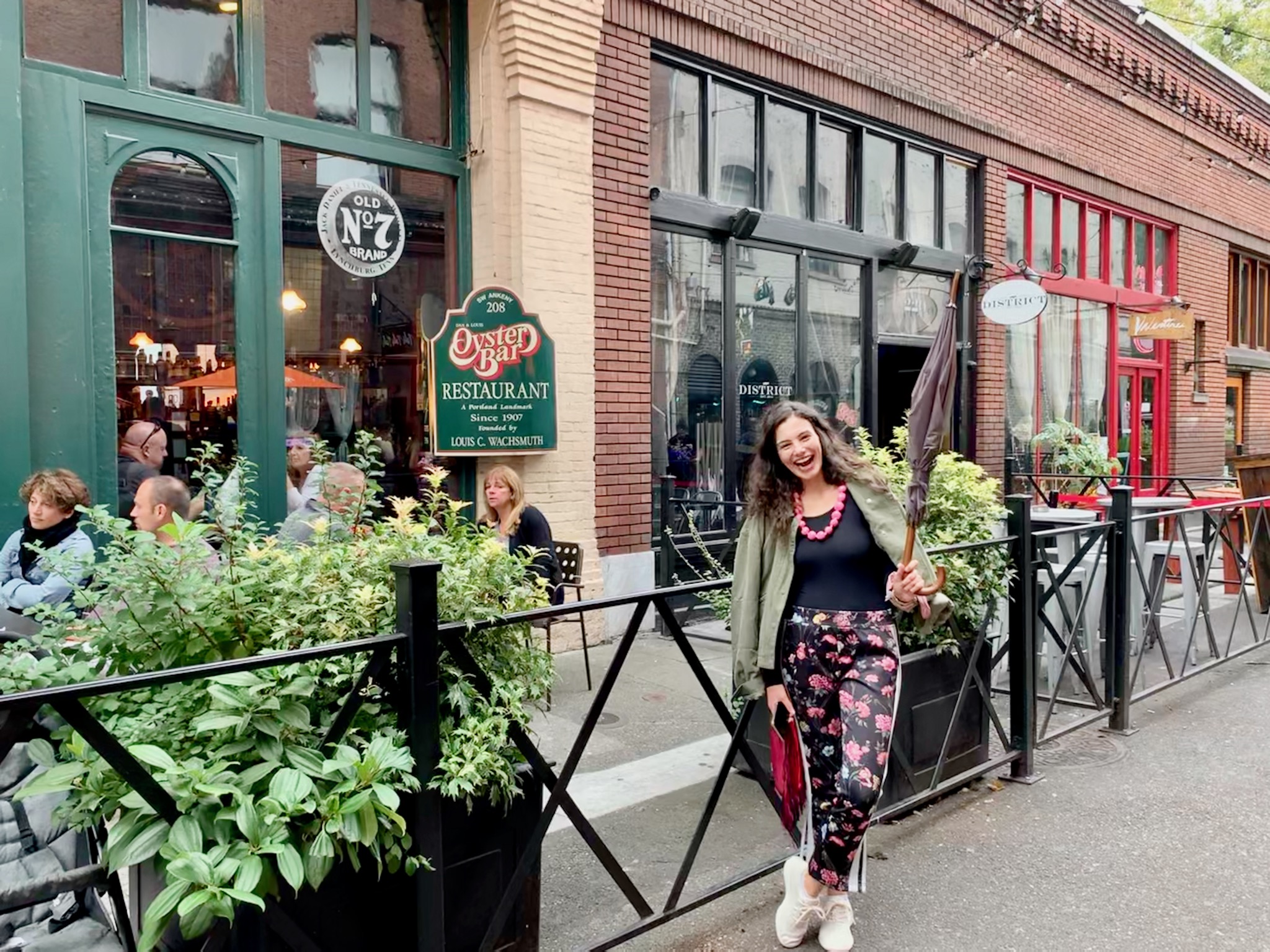 Browsing through Ankeny St/221 SW Ankeny St, Portland, OR 97204, USA