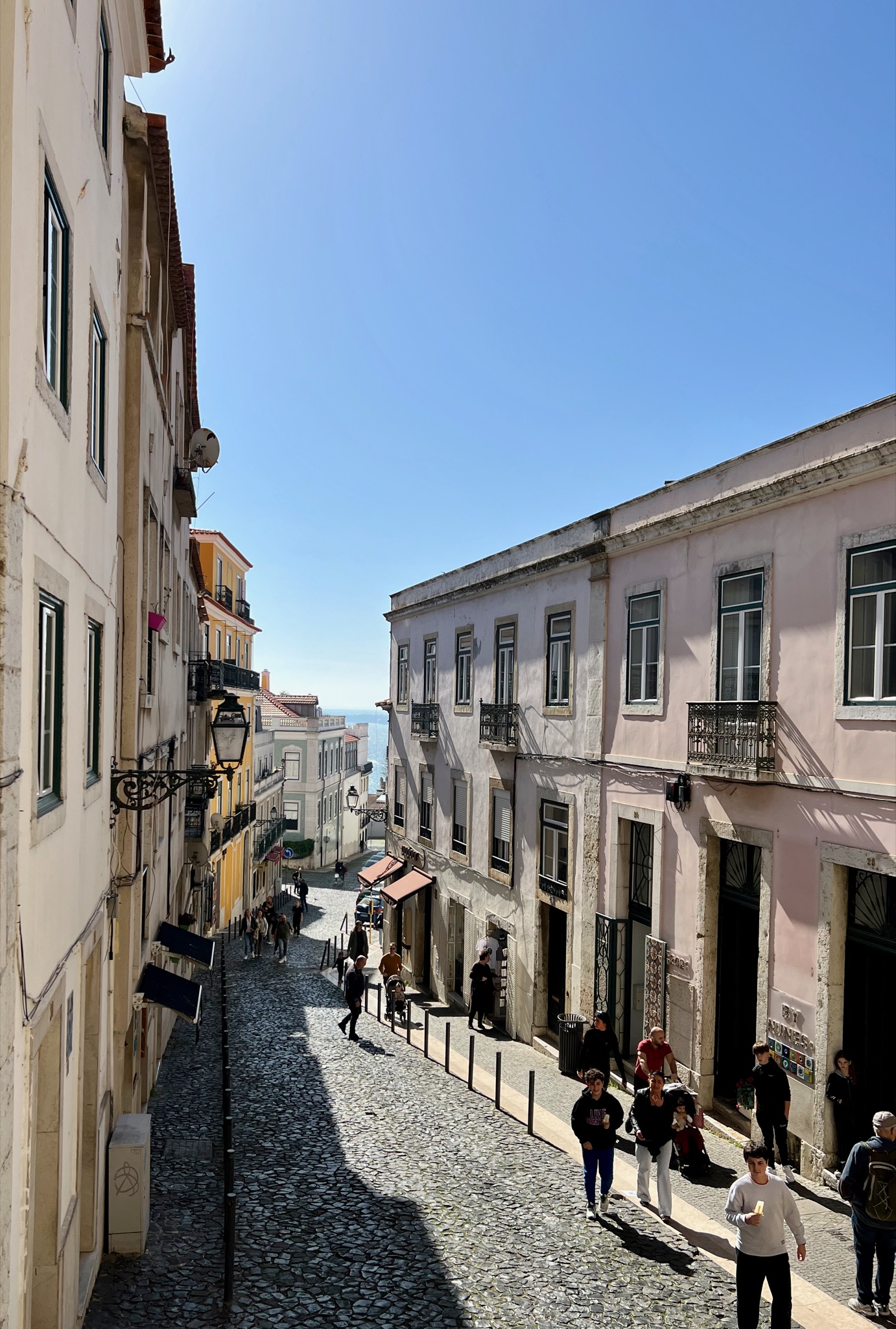 Heading up to Castelo de São Jorge/Tv. de São Bartolomeu 1, 1100-509 Lisboa, Portugal