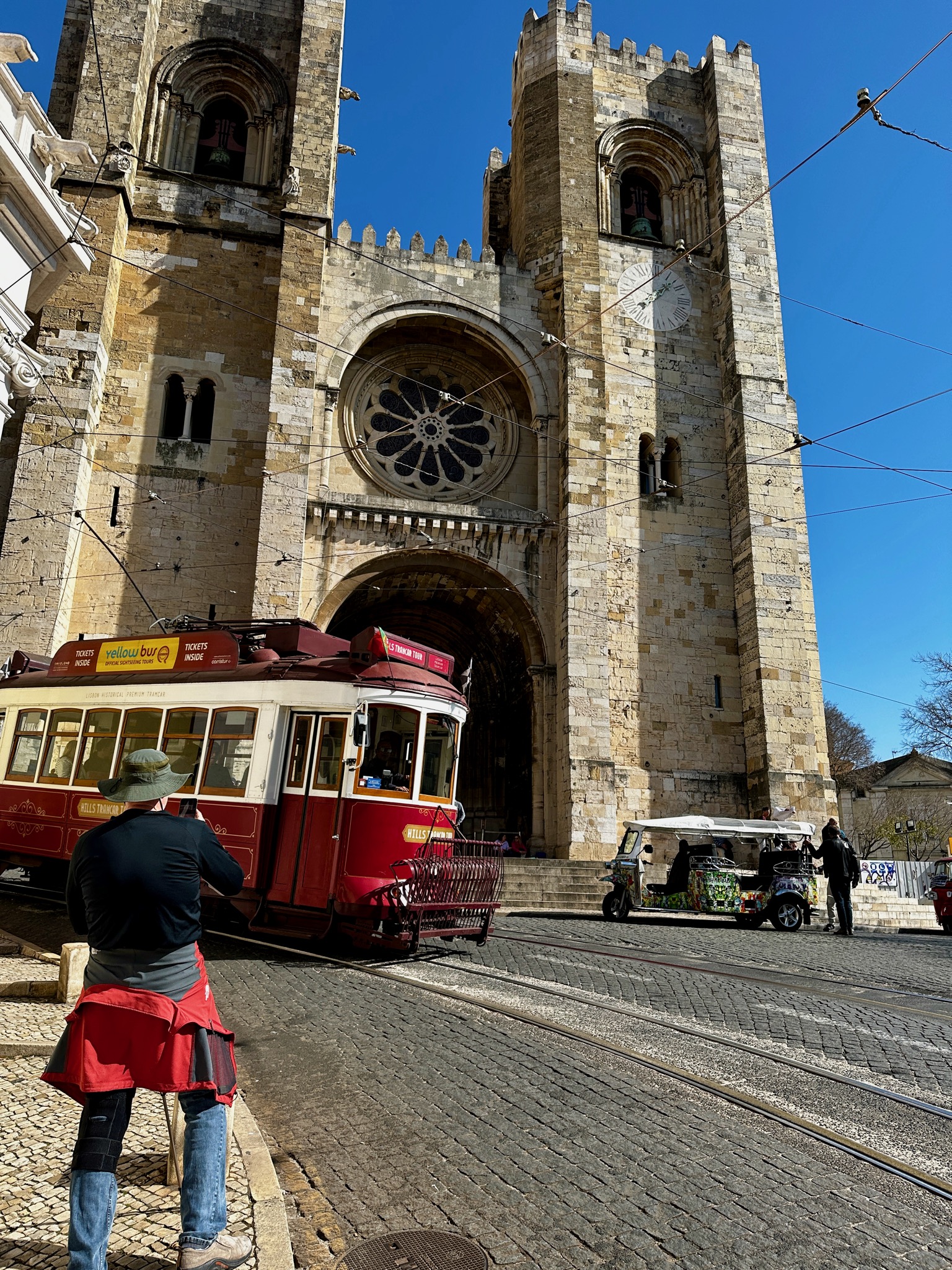 Tram, church, Dan!/Jardim Augusto Rosa, Largo da Sé, 1100-389 Lisboa, Portugal