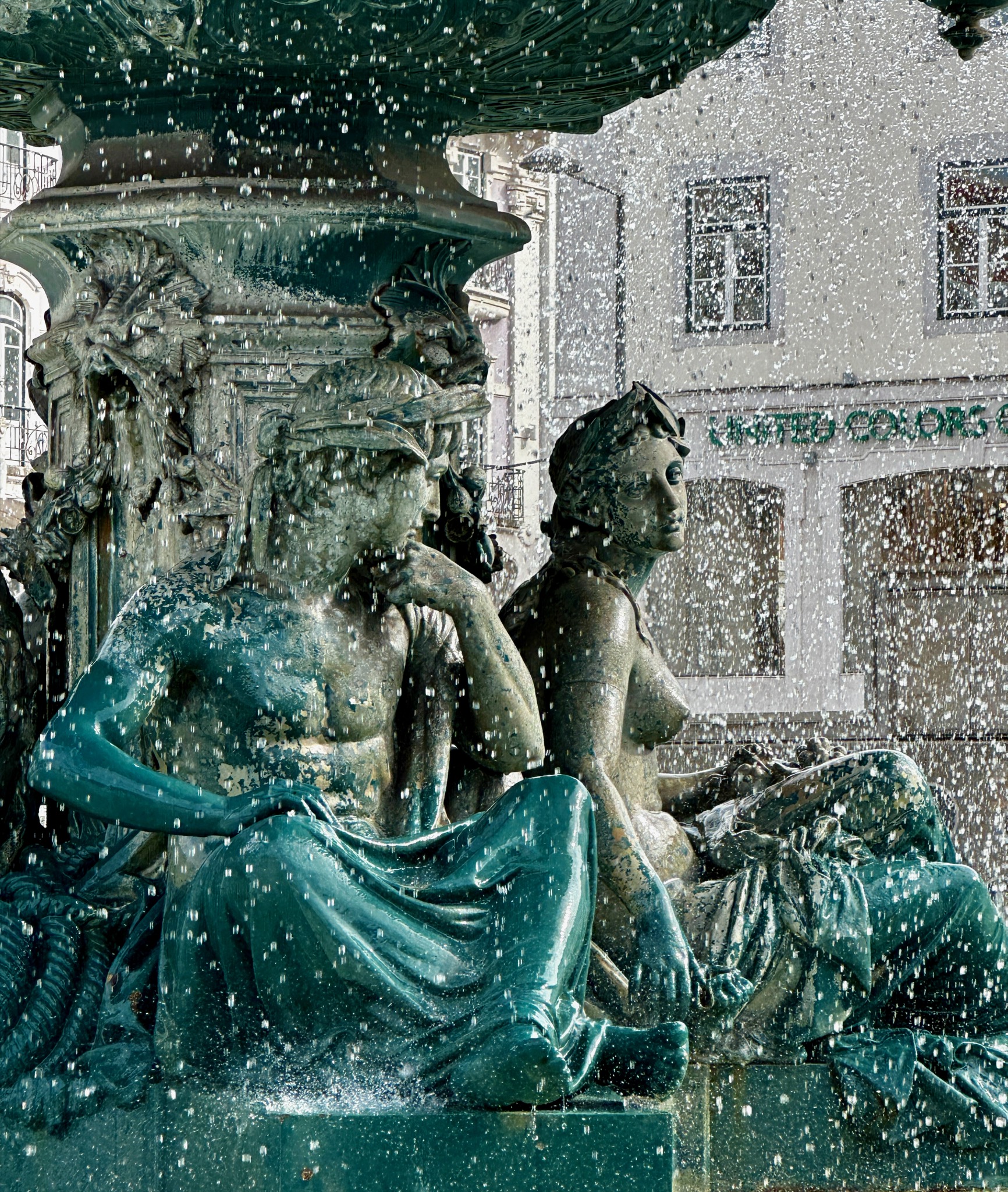 Side boob dude /Rossio, 1100-202 Lisboa, Portugal