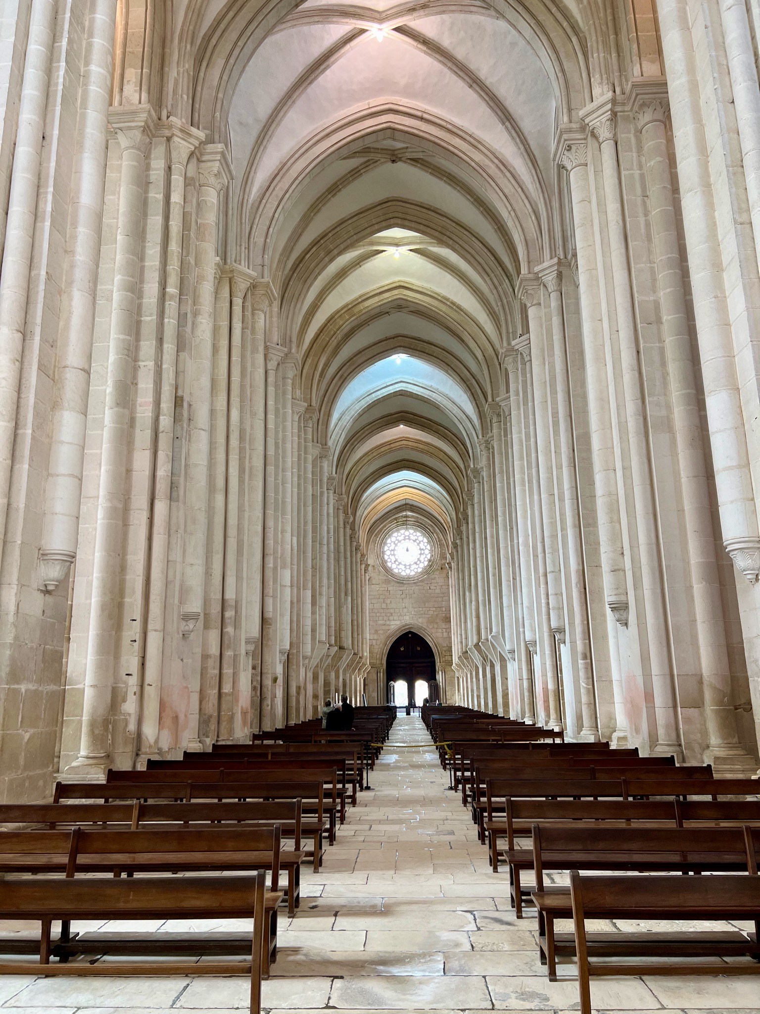 Massive chapel in Mosteiro de Santa Maria, Alcobaça /R. Dom Pedro V 21 2460, 2460 Alcobaça, Portugal