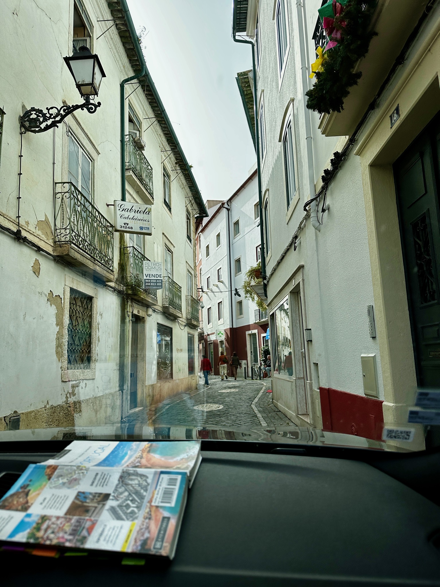 Rua Barão de Viamonte, Leiria, looks awfully narrow!/R. Latino Coelho 4, 2400-171 Leiria, Portugal