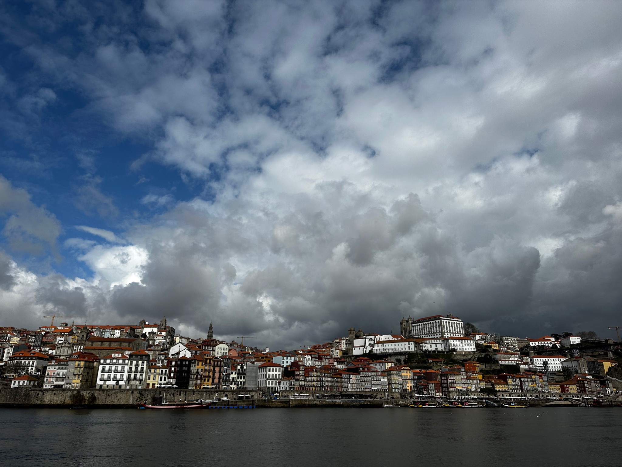 Big bad clouds /Av. de Diogo Leite 5, 4400-111 Vila Nova de Gaia, Portugal
