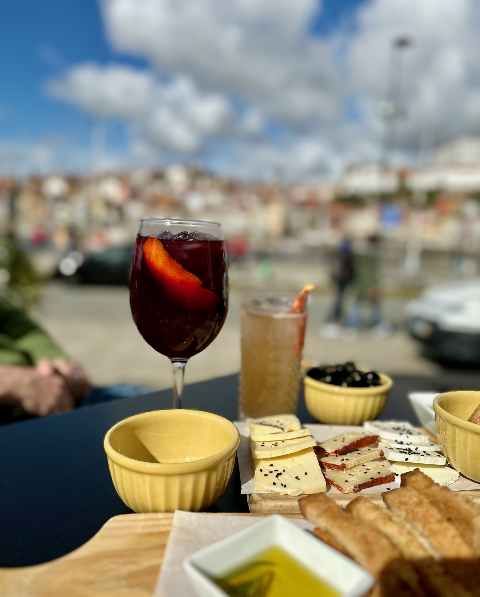 Olives, bread, drinks!/Largo Miguel Bombarda 3, 4400-222 Vila Nova de Gaia, Portugal