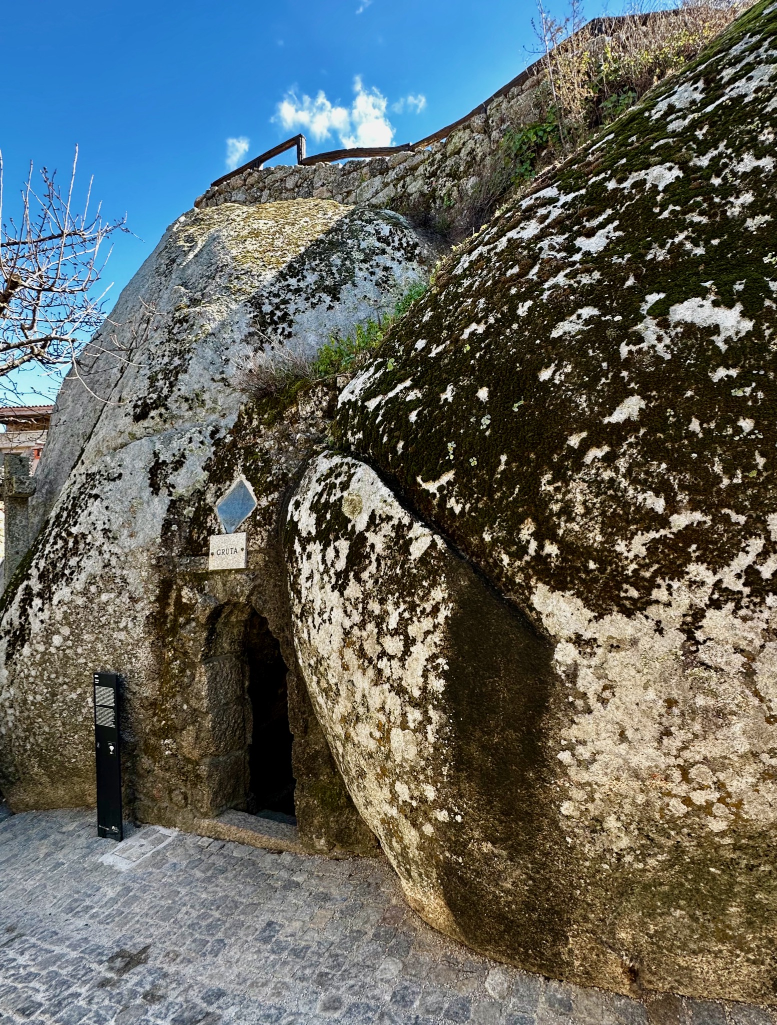 Rocks & boulders everywhere/R. do Castelo 23, 6060-091 Monsanto, Portugal
