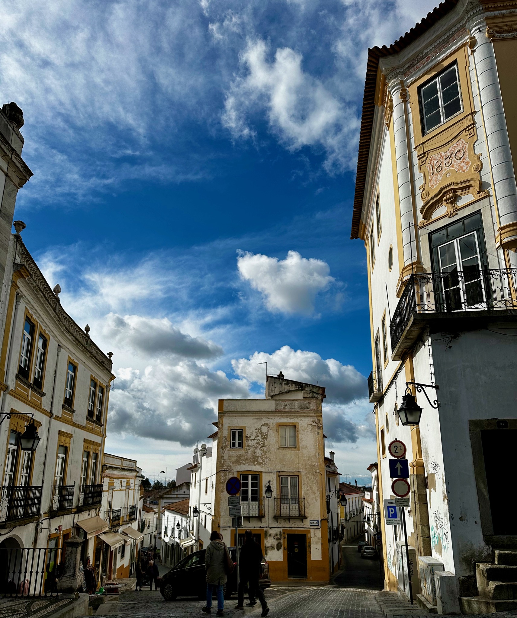 Évora/Praça do Giraldo 61, 7000-508 Évora, Portugal