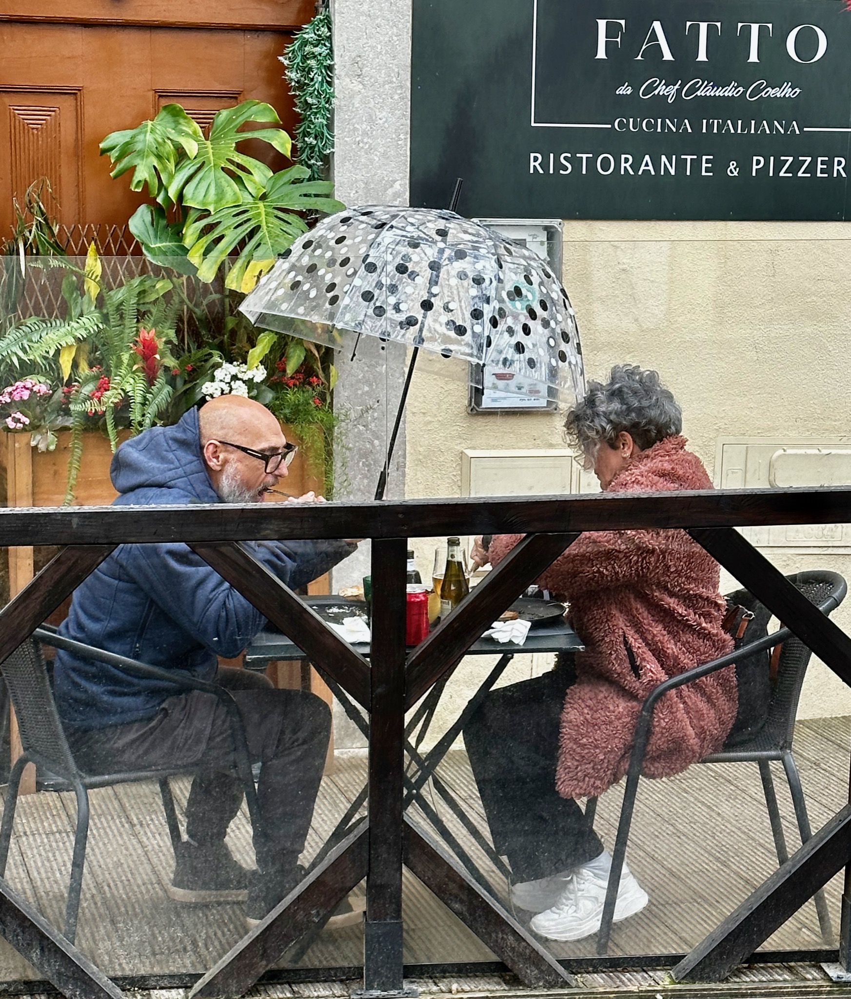 Commitment to eating outdoors/R. Consiglieri Pedroso 19, 2710-547 Sintra, Portugal