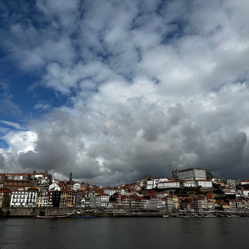 Big bad clouds /
		    Av. de Diogo Leite 5, 4400-111 Vila Nova de Gaia, Portugal