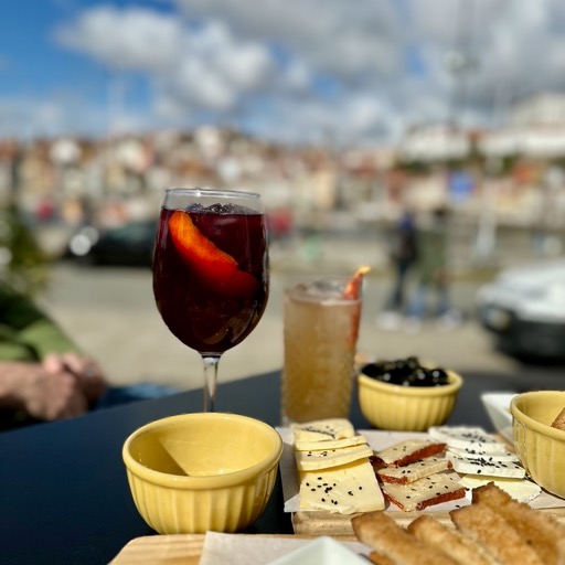 Olives, bread, drinks!/
		    Largo Miguel Bombarda 3, 4400-222 Vila Nova de Gaia, Portugal