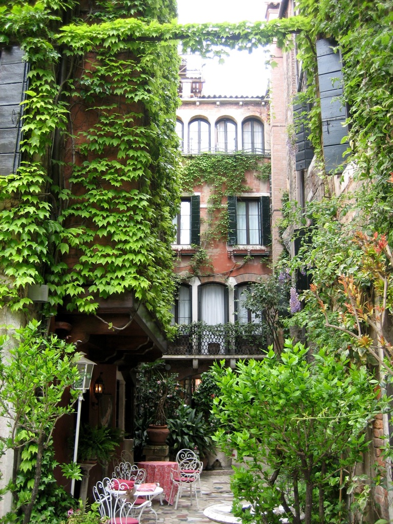 Hotel Flora's Courtyard/