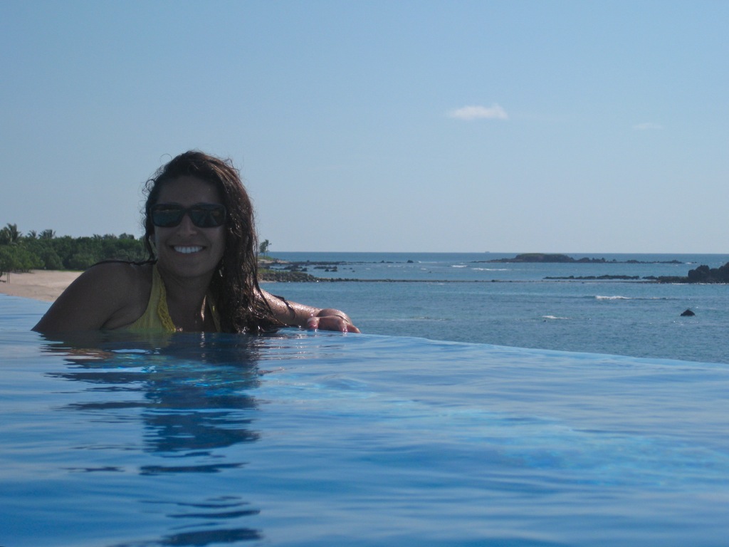 Assana & the infinity pool/