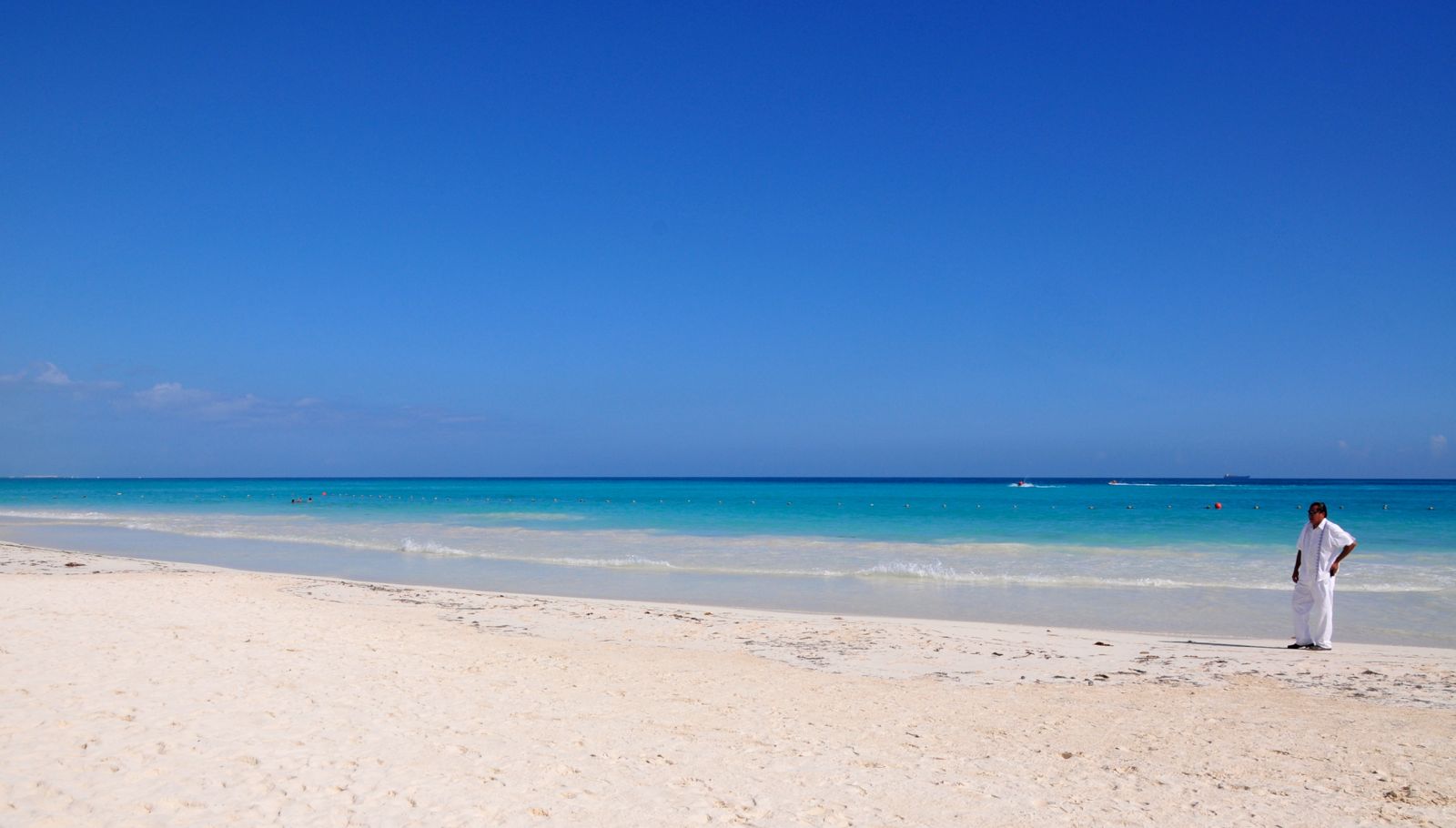 El Jefe supervising the beach crew/