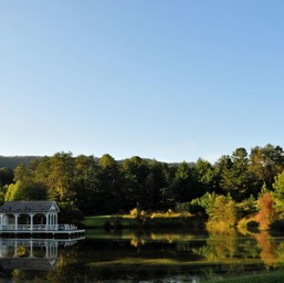 The boat house/
		    