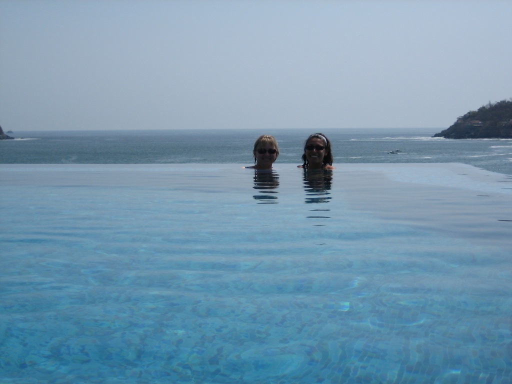 Sheri & Assana in the infinity pool/